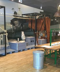 plusbo - museet for søfart, bord og bænke