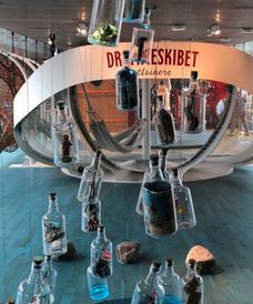 plusbo - museet for søfart, flasker oig front på skib